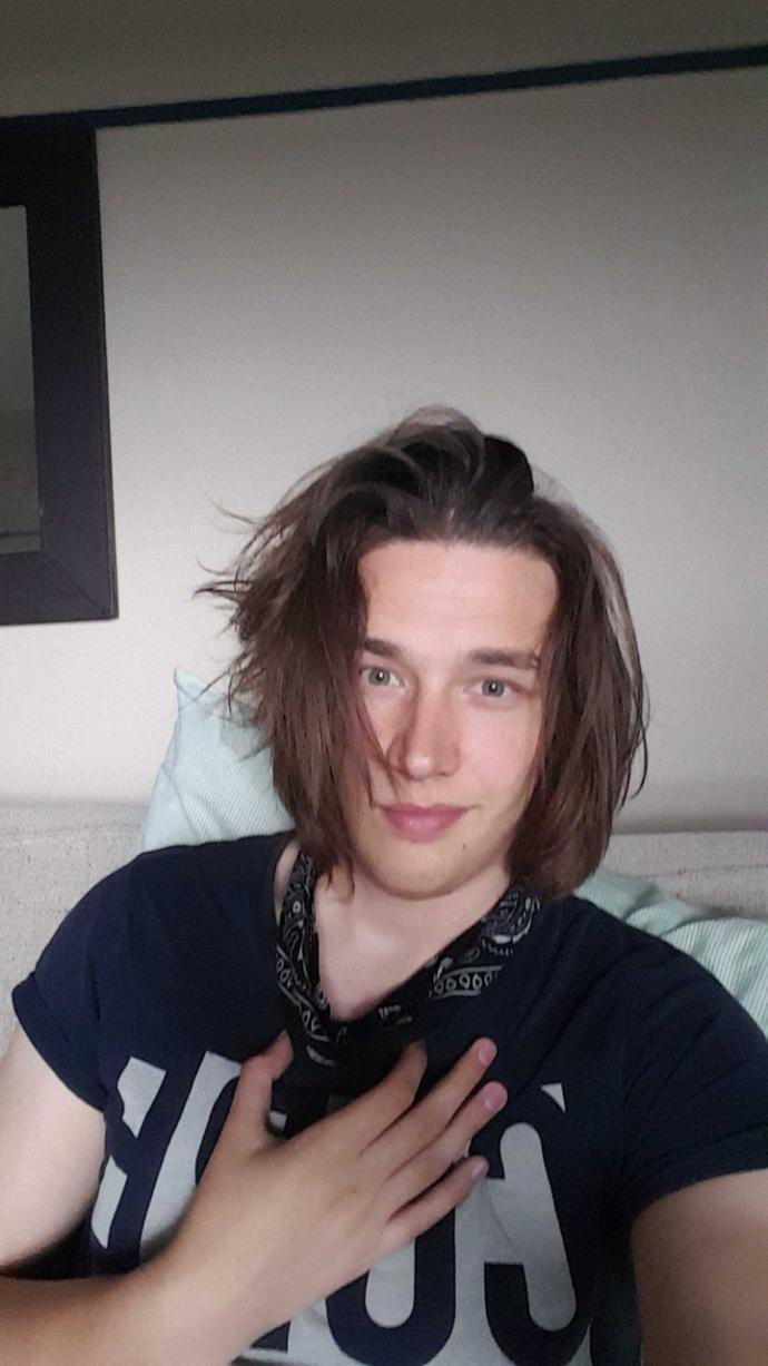 What do you prefer...having long hair or short? and what do you like on guys/girls depending what you're in to??