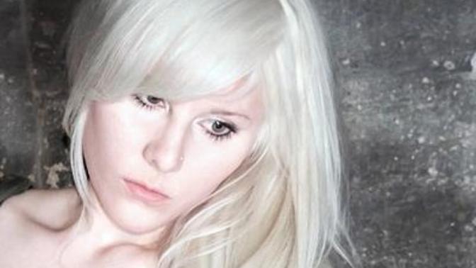 Would dyed white blonde hair look good on a deep skin complexion?