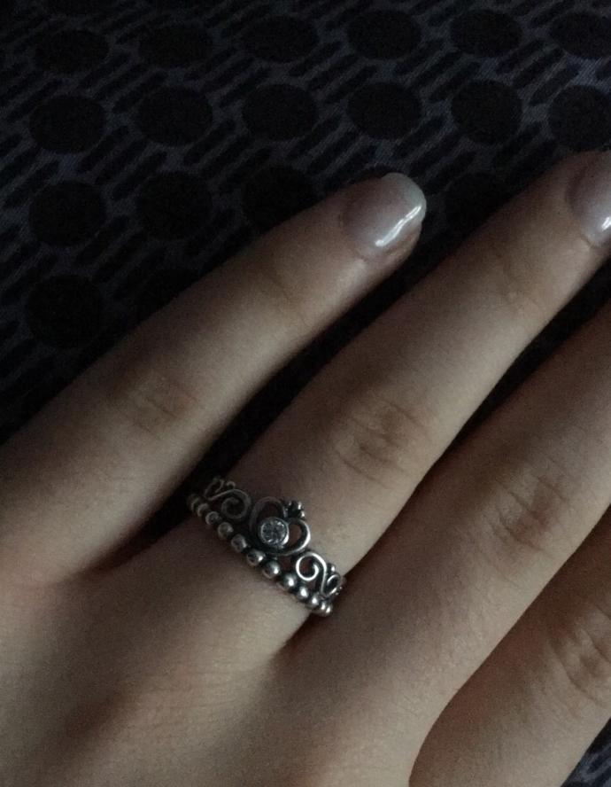 Does this ring look like sn engagement ring?
