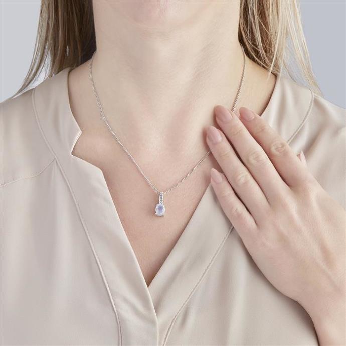 what do you think of this pendant and would the colour go with porcelain skin?