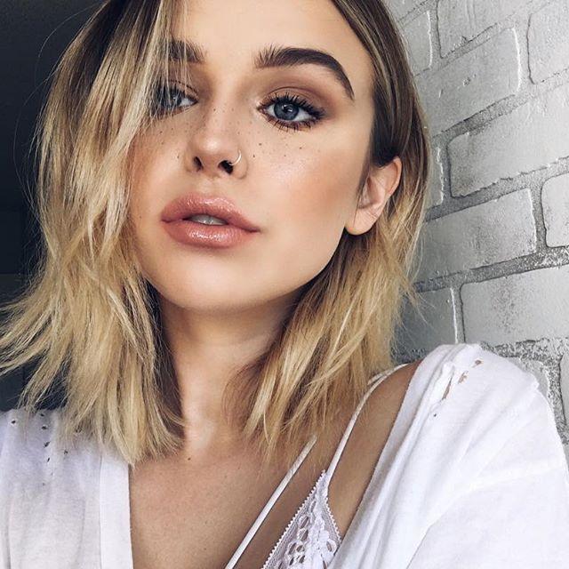 Which makeup look do you like more on a woman for a formal evening occasion (ignore the hair and eyebrows, only look at makeup)?