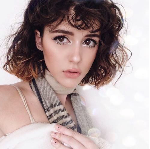 Which makeup look do you like more on a woman for a formal evening occasion (ignore the hair and eyebrows, only look at makeup)?