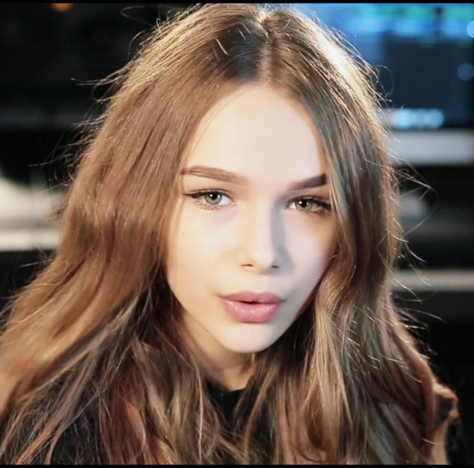 Which super gorgeous girl is more beautiful?