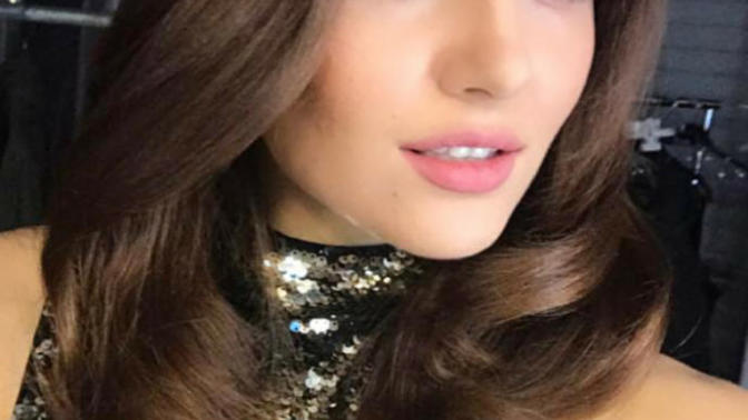 Which super gorgeous girl is more beautiful?