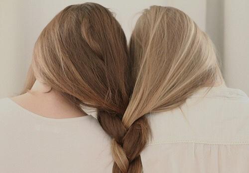 Natural blondes or natural brunettes?