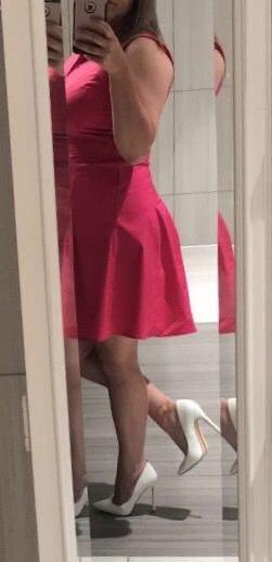 Pink dress. White stilettos. I think she looks super cute. Do you agree?