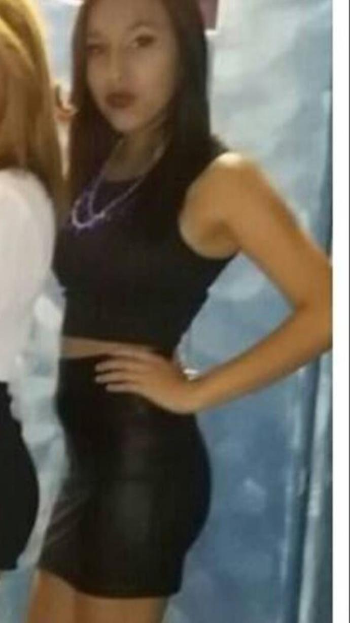Girls, What of skirt is she wearing?