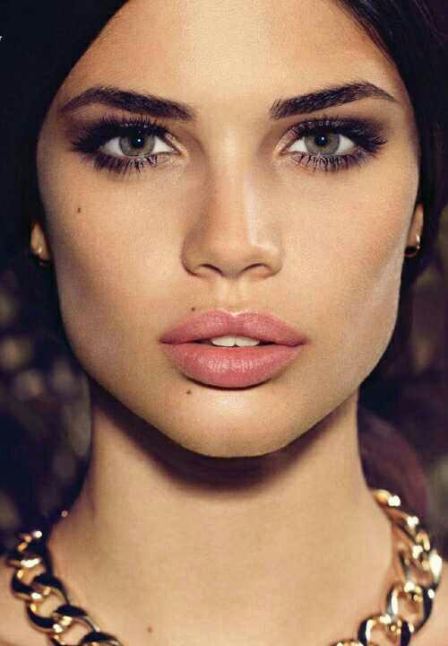 who has the most attractive lips??