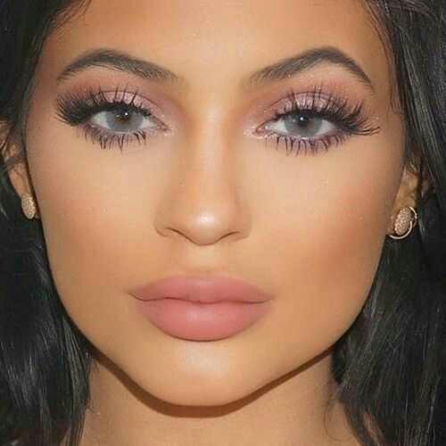 who has the most attractive lips??