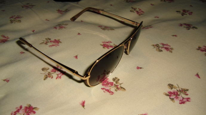 Would anybody be able to tell that I am wearing women's aviator sunglasses?