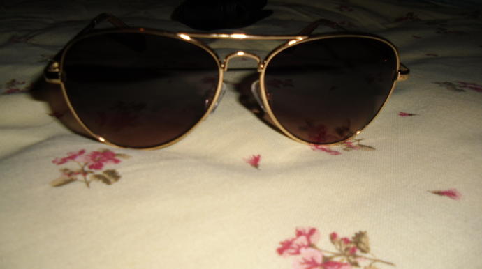 Would anybody be able to tell that I am wearing women's aviator sunglasses?