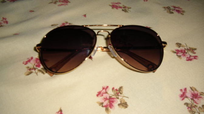 Would anybody be able to tell that I am wearing women's aviator sunglasses?