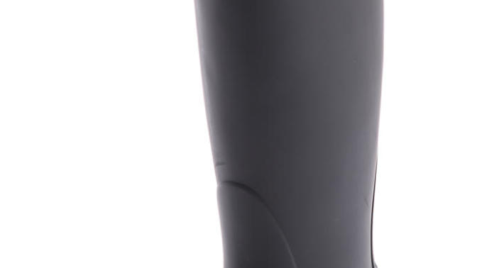 Can guys wear women's knee high boots?