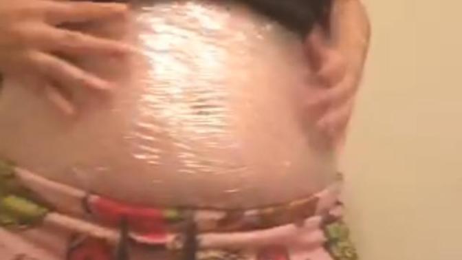 Why are girls Saran wrapping themselves? Does this actually help you to lose weight?