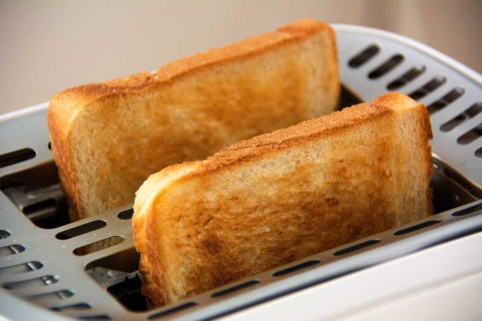 Do you cut toast before eating It??