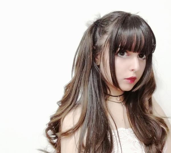 Be honest! How is her face and style? Can u ratw her face?