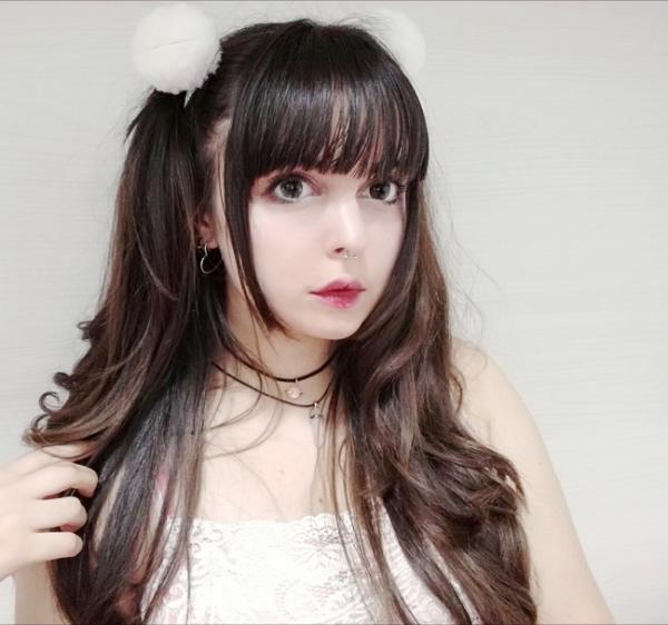 Be honest! How is her face and style? Can u ratw her face?