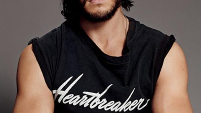 Is jon snow/kit harrington hot?