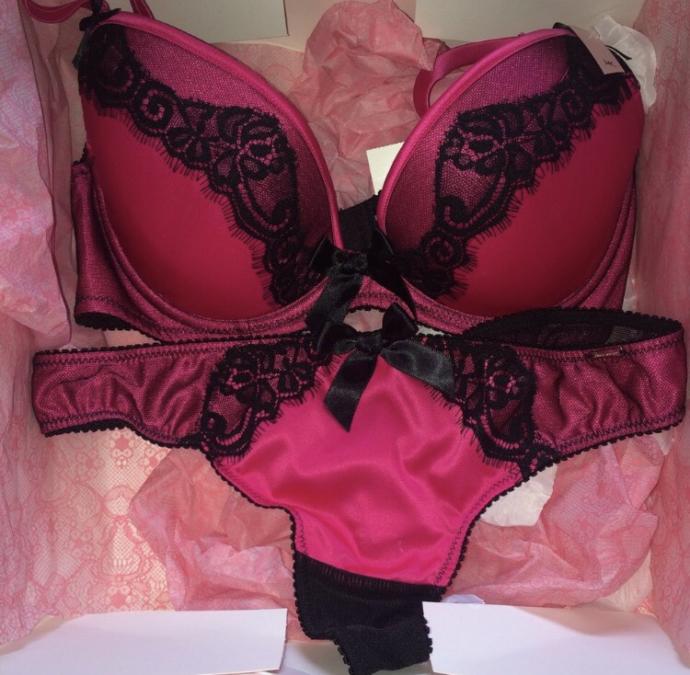 Does a women wearing a bra and knicker set indicate that she plans on having sex??<br /><br />NOOOOO!!!!!!!!?