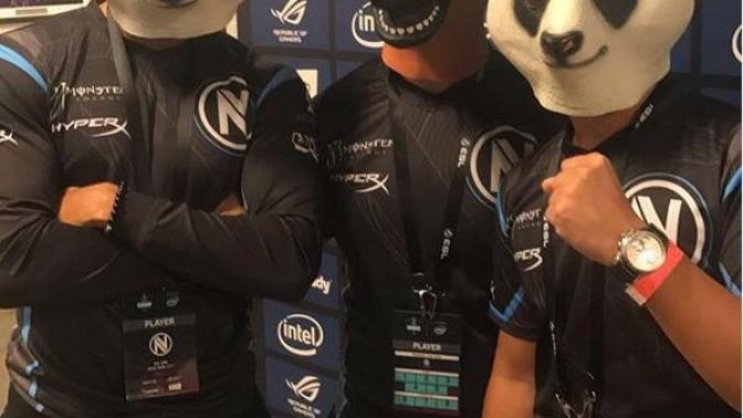 Whoever guesses the 3 people in this picture first gets Most Helpful opinion and 7 xper points?