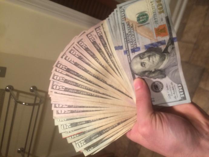Is carrying a lot of money on you tacky?