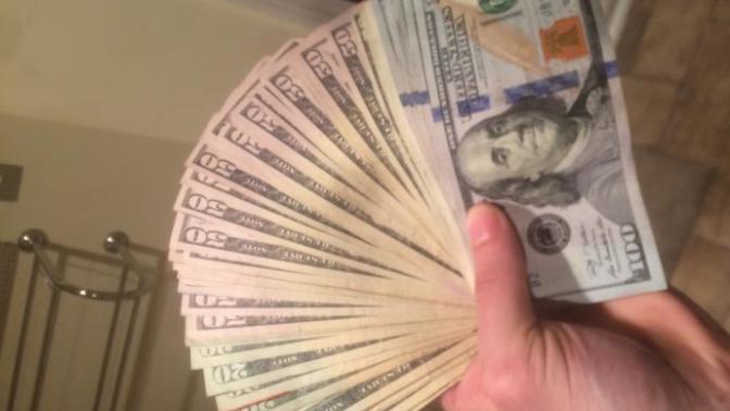 Is carrying a lot of money on you tacky?