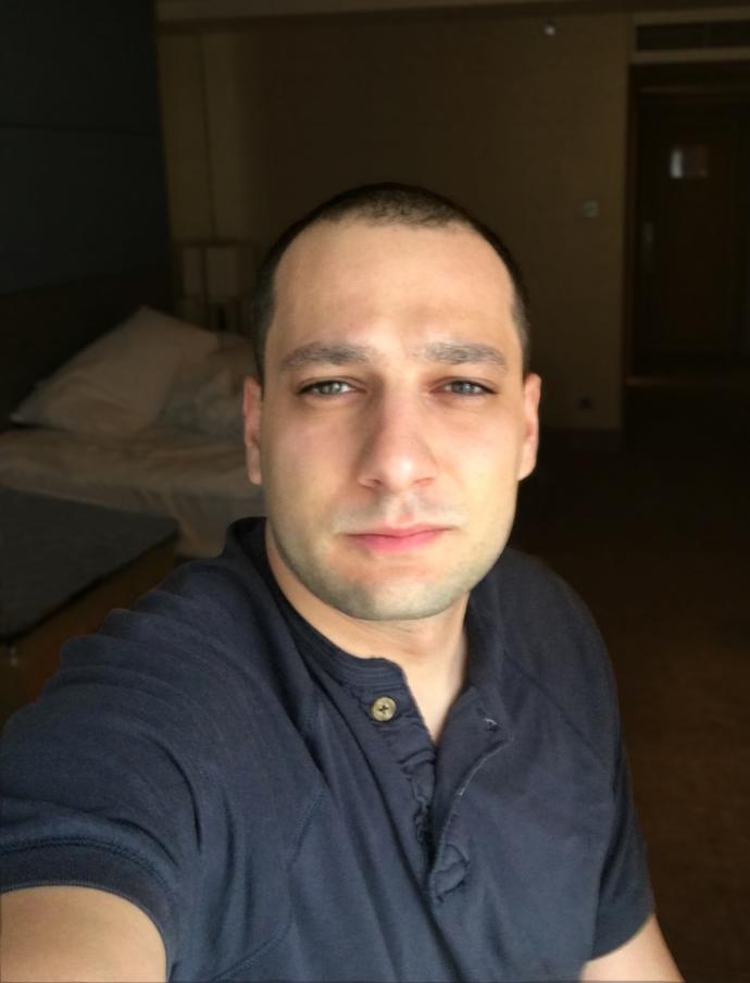 Girls, would you please rate the attractiveness of this guy? As a bonus question, can you guess his nationality and age?