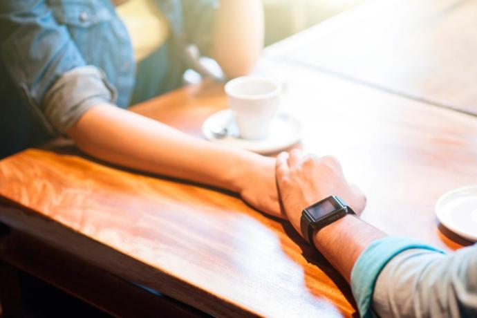Do men pull away at the beginning of a relationship?