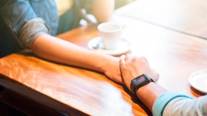 Do men pull away at the beginning of a relationship?