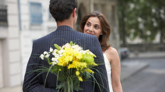 Guys, If your boyfriend was losing feelings would he buy you flowers and surprise visit you?