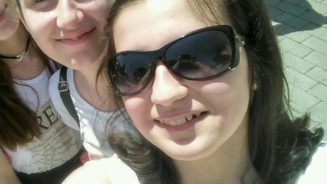 Do me and my friend look similar to each other (with picture) ?