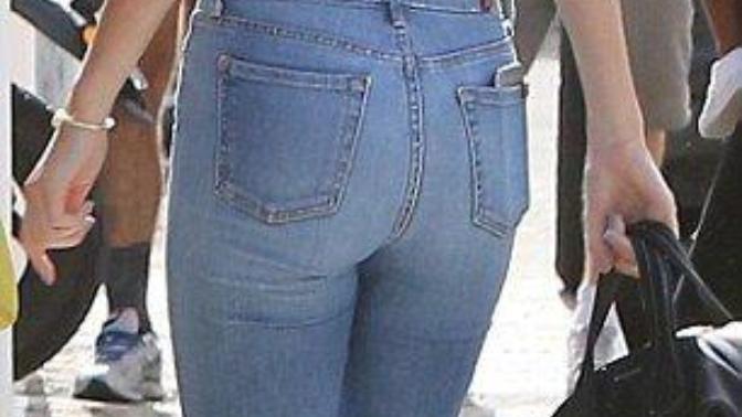 Do guys find it a turn on if a girl ties her shirt up into a knot the back?
