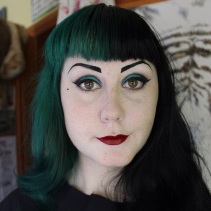 Girls, What do your opinions on her makeup/hair style?