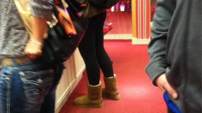 How do women feel about men wearing leggings in public?