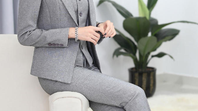 Female wearing a 3 piece suit, and tie to formal interview?