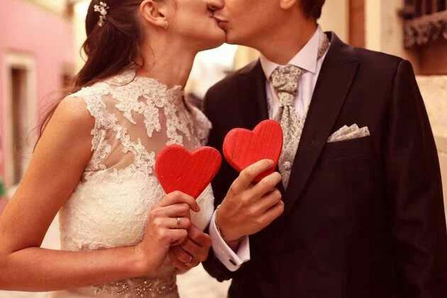 I was wondering that how marriages work in different countries..like who pays the bill? Bride and groom or their parents??