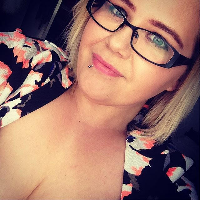Why do females take bad selfies?