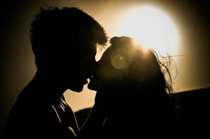 Is he a bad kisser or is it just me?    What should I do?    Could you date someone who is a bad kisser??