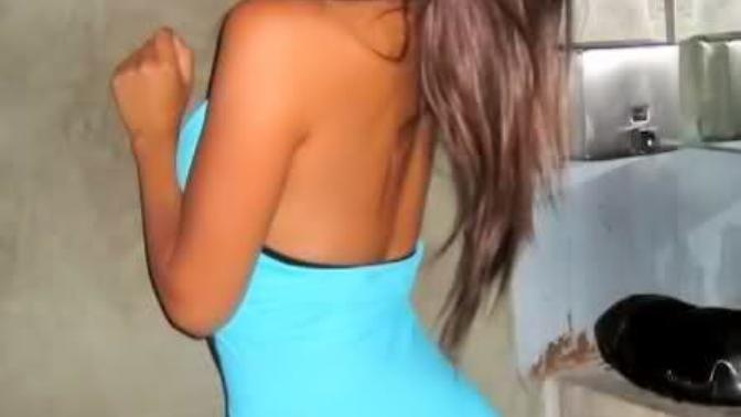 GUYS DO I LOOK HOTT IN MY CHEERLEADING COSTUME? RATE FROM 1 TO 10?