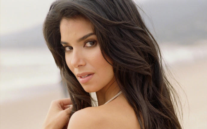I'm I the only Mexican man or man in general that finds Salma Hayek overrated in the physical appearance department?