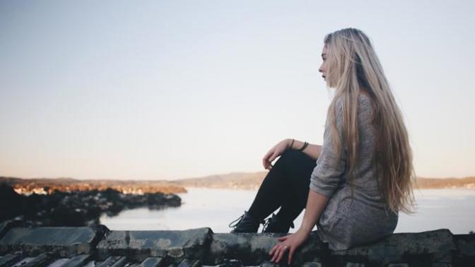Is dating a girl with no friends a red flag?