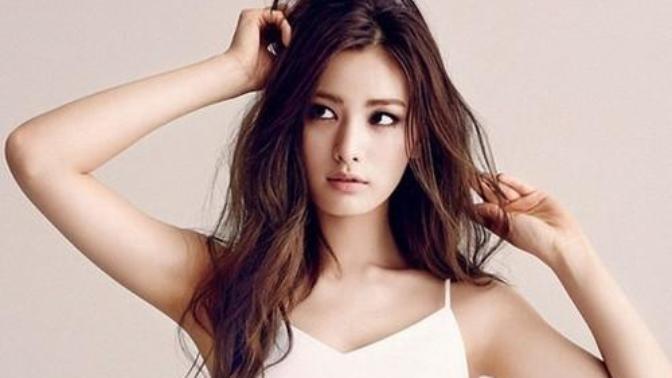 Guys, Do guys prefer a pretty face or a nice body on a woman?