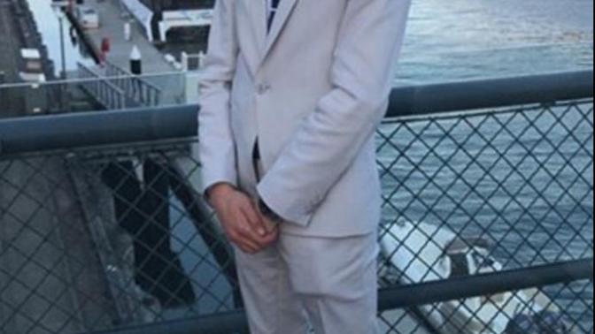 Girls, Hi can you honestly rate this guy out of 10 ?