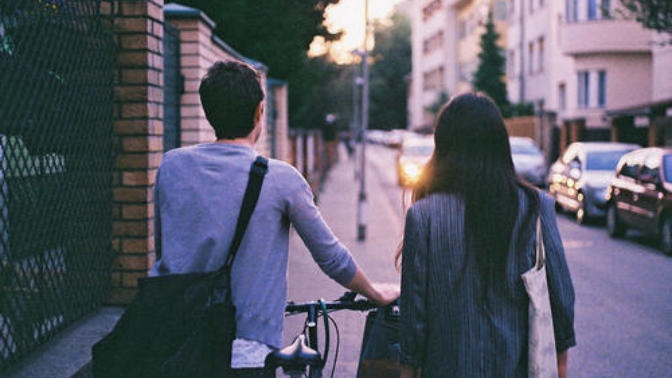 The differences between a guy flirting and being friendly?