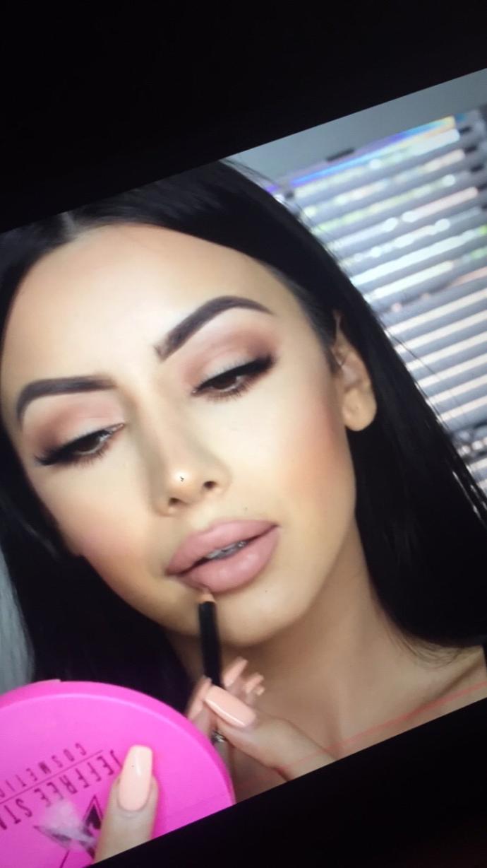 girls look better without foundation?