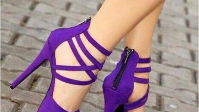 Girls, do you feel sexy wearing a choker and heels on a date/night out?