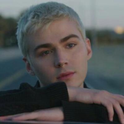 How GOOOORGEOUS are blonde men with nose/lip piercings?!!