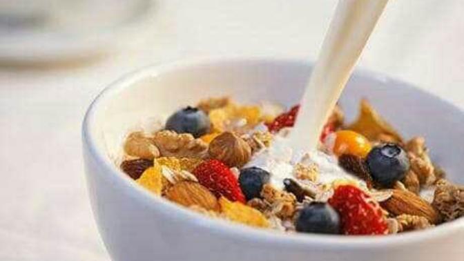 "Cereals before milk" VS "Milk before Cereals"; In wich side you are?