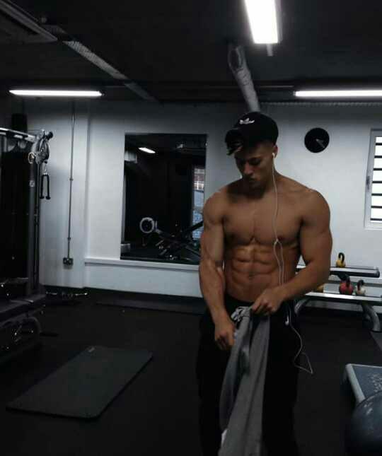 Would a guy with body like this ever date a girl who is flat??