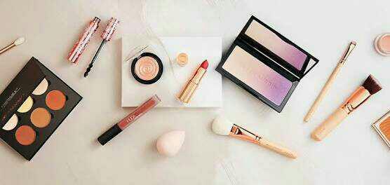 Girls, how long does it take you to put makeup on ??